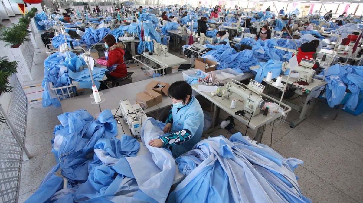 Čína na hraně kolapsu. Podniky nemají kvůli koronaviru na výplaty